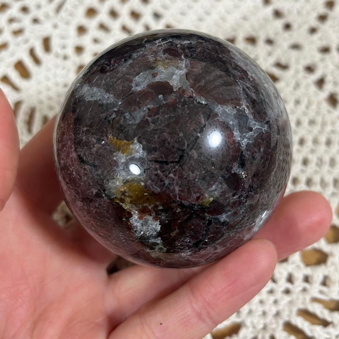 【天然石】ガーネットインヌーマイト　スフィア　丸玉　直径6.1cm 台座つき