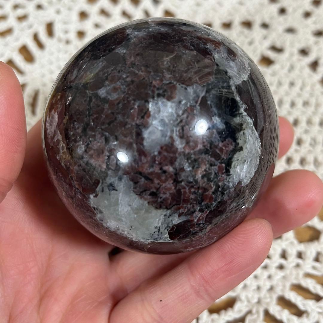 【天然石】ガーネットインヌーマイト　スフィア　丸玉　直径6.1cm 台座つき