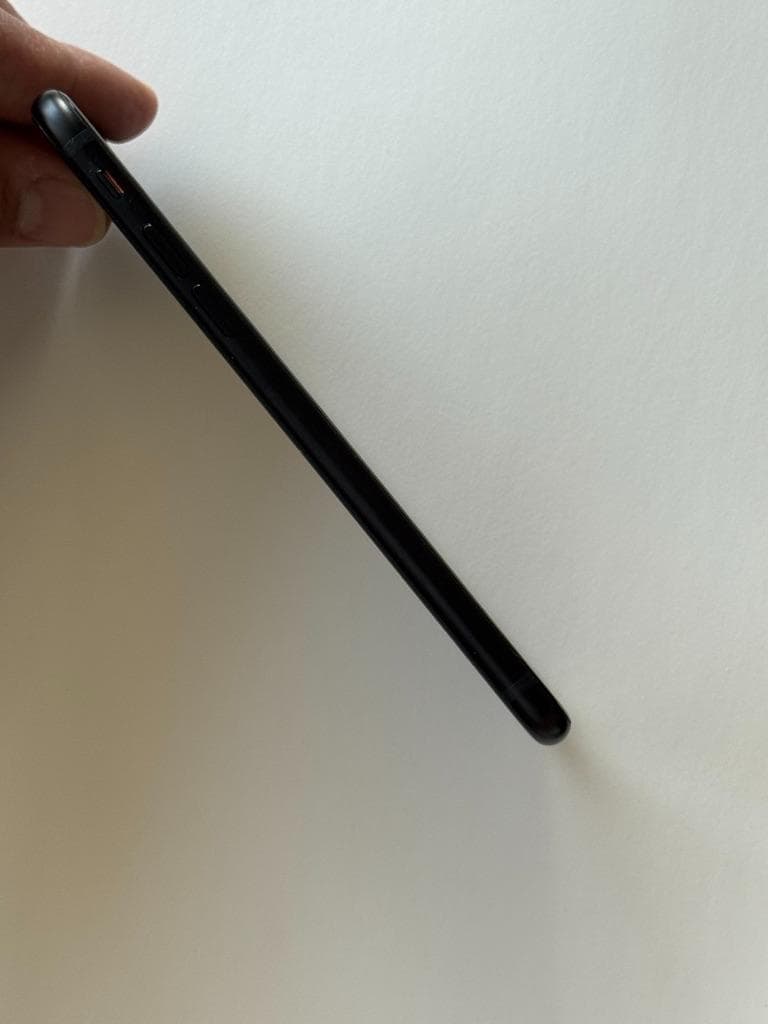 美品 iPhoneSE 第2世代 Black 64GB 81% SIMロックなし