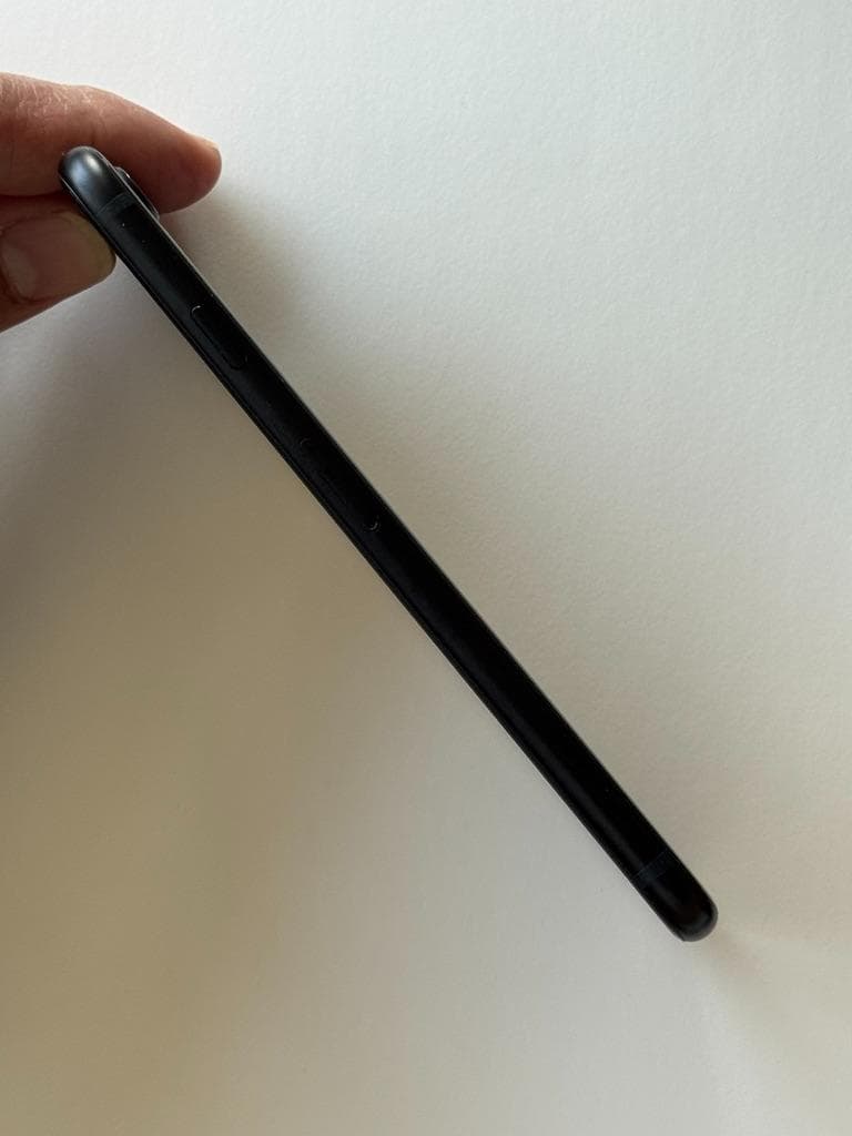 美品 iPhoneSE 第2世代 Black 64GB 81% SIMロックなし