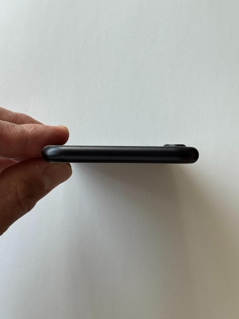 美品 iPhoneSE 第2世代 Black 64GB 81% SIMロックなし