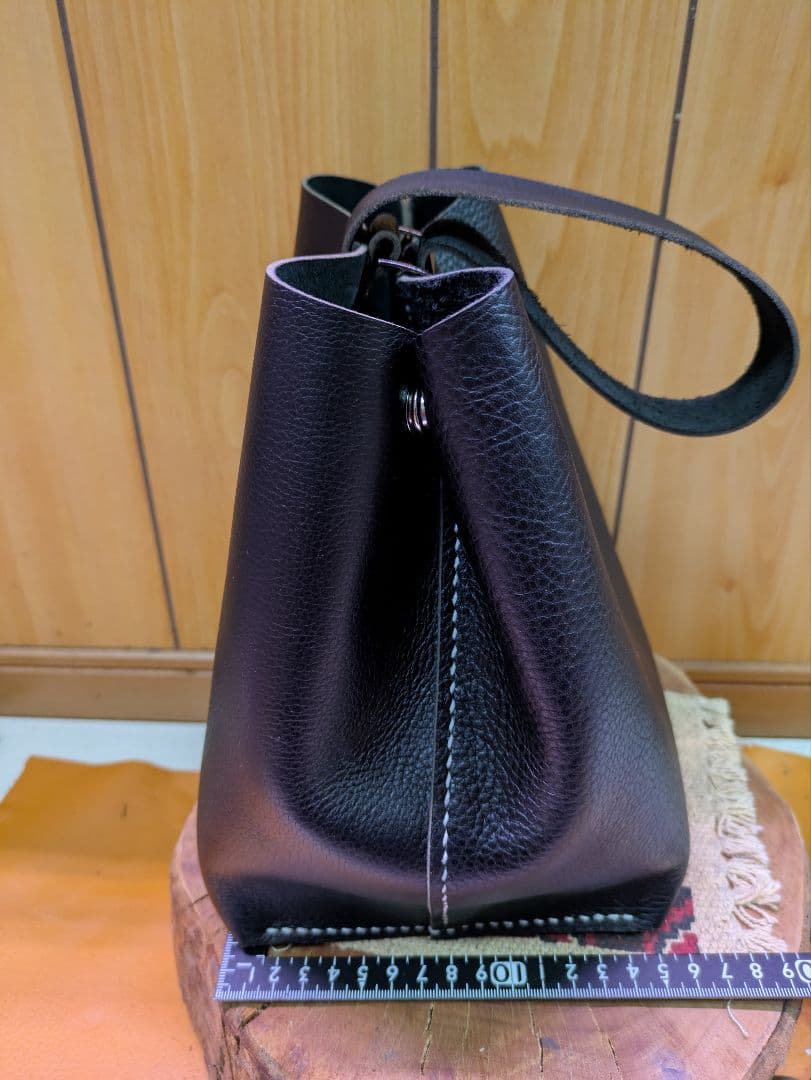 レザー巾着風トートバッグ 本革 トートバッグ 牛革 レザー 黒 ブラック お洒落