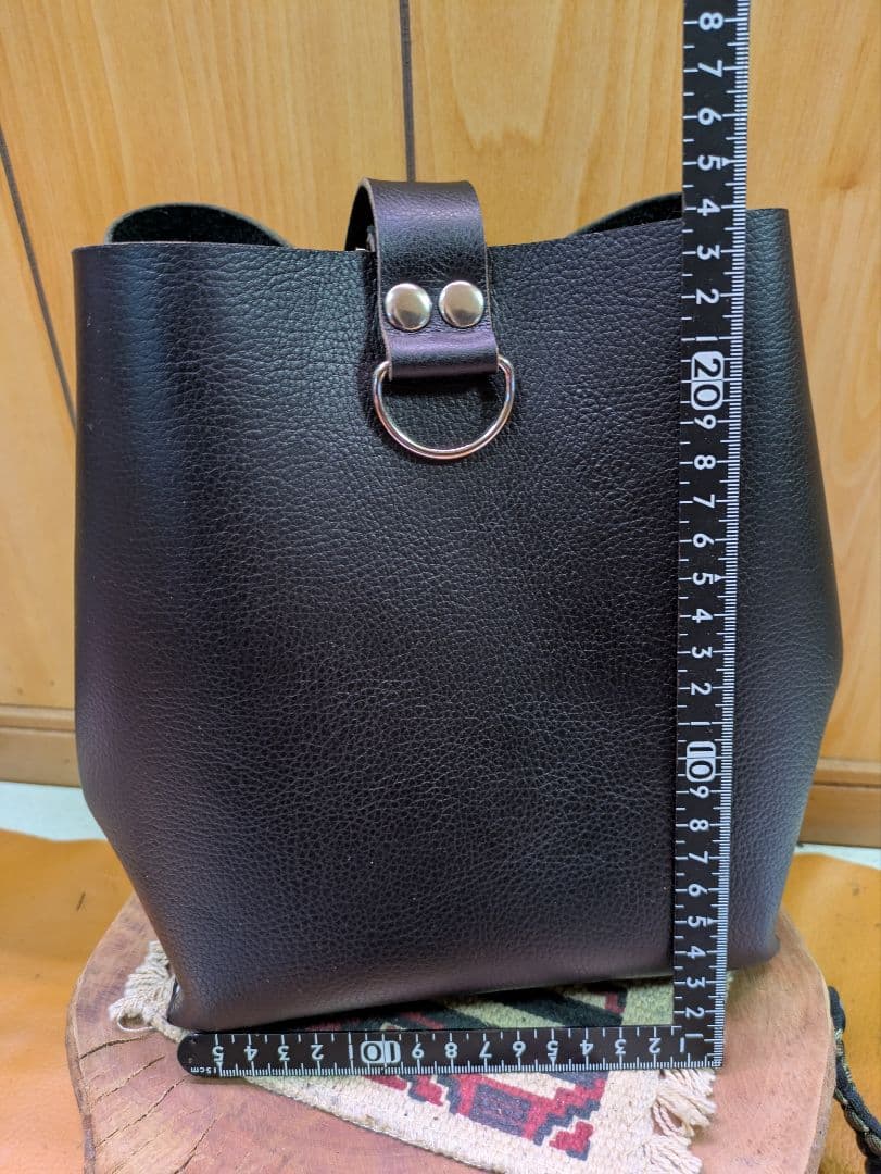 レザー巾着風トートバッグ 本革 トートバッグ 牛革 レザー 黒 ブラック お洒落