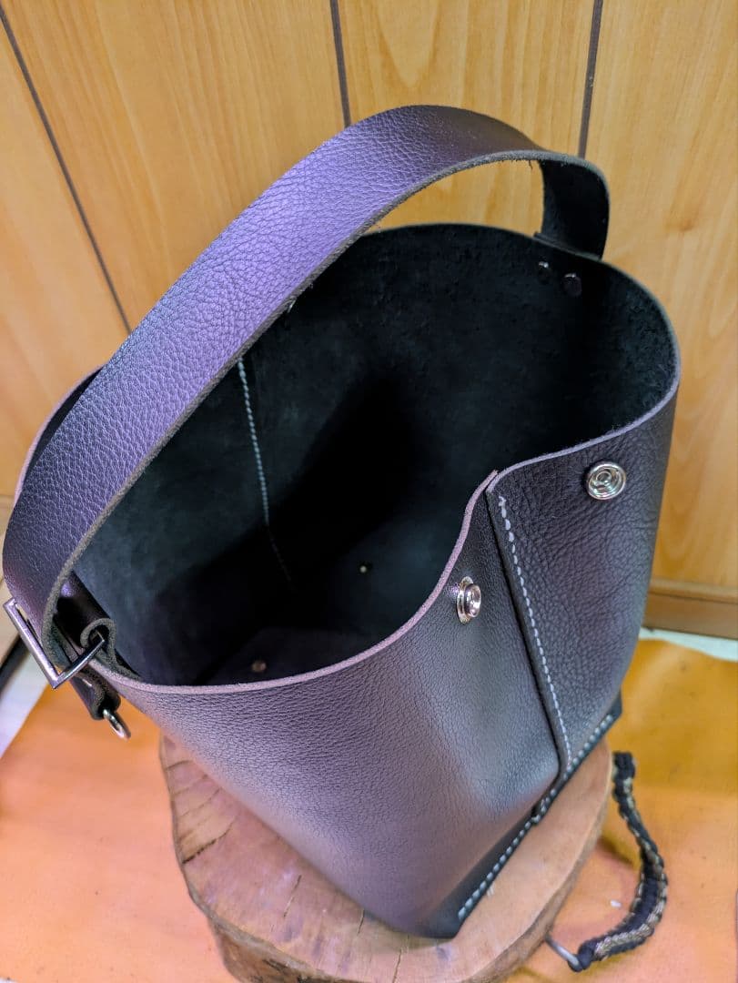 レザー巾着風トートバッグ 本革 トートバッグ 牛革 レザー 黒 ブラック お洒落