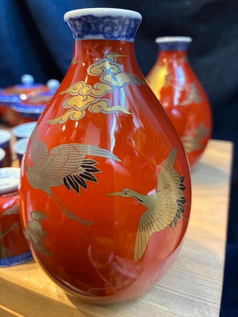 深川製磁　酒器揃えと茶器　染錦手波鶴紋 宮内庁御用達 慶びの器 有田焼 赤絵金彩