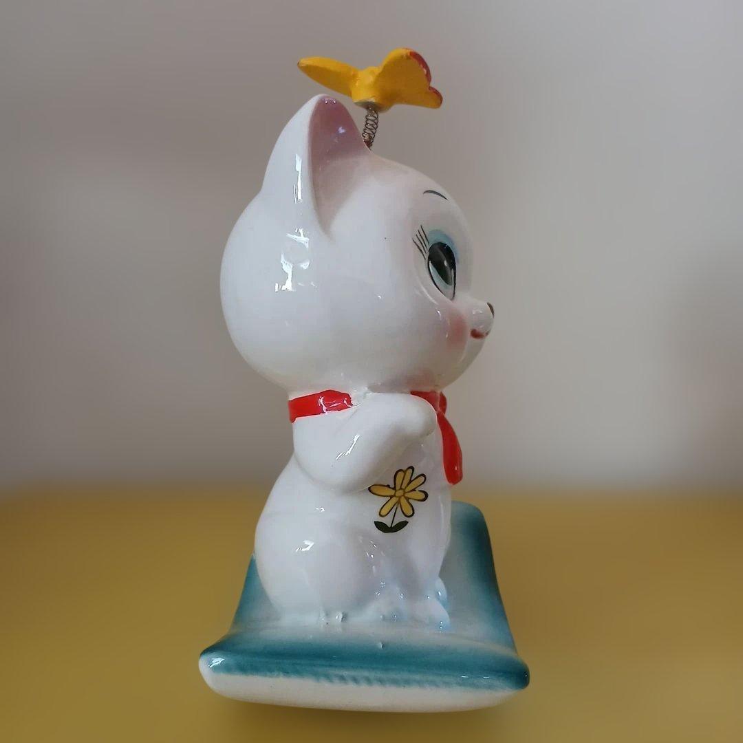 昭和レトロ　ネコ　陶器　蝶々　飾り付き　貯金箱　置物
