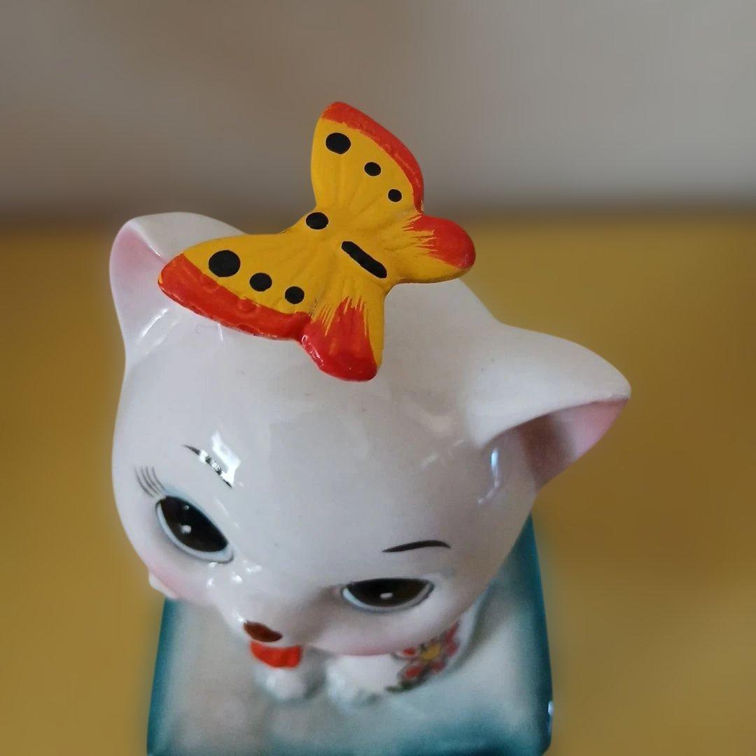 昭和レトロ　ネコ　陶器　蝶々　飾り付き　貯金箱　置物