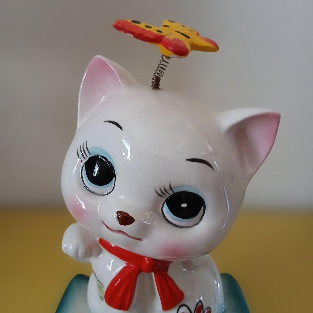 昭和レトロ　ネコ　陶器　蝶々　飾り付き　貯金箱　置物