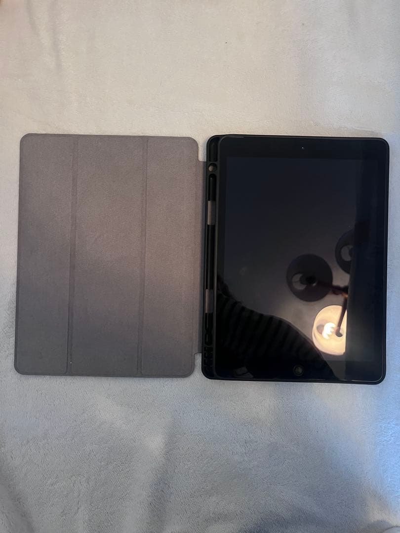 iPad Wi-Fi＋Cellularモデル 第7世代 32GB カバー付