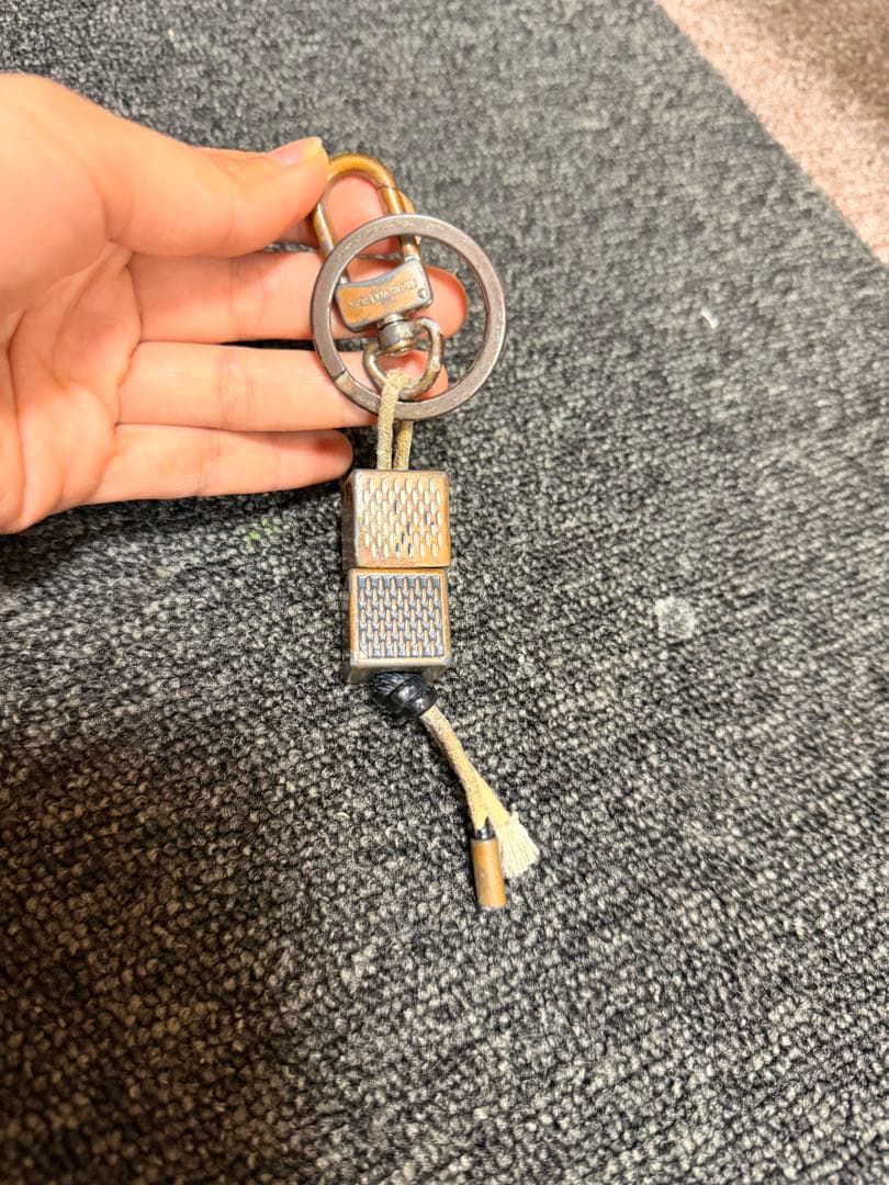 LOUIS VUITTON キーホルダー チャーム 真鍮系 USED