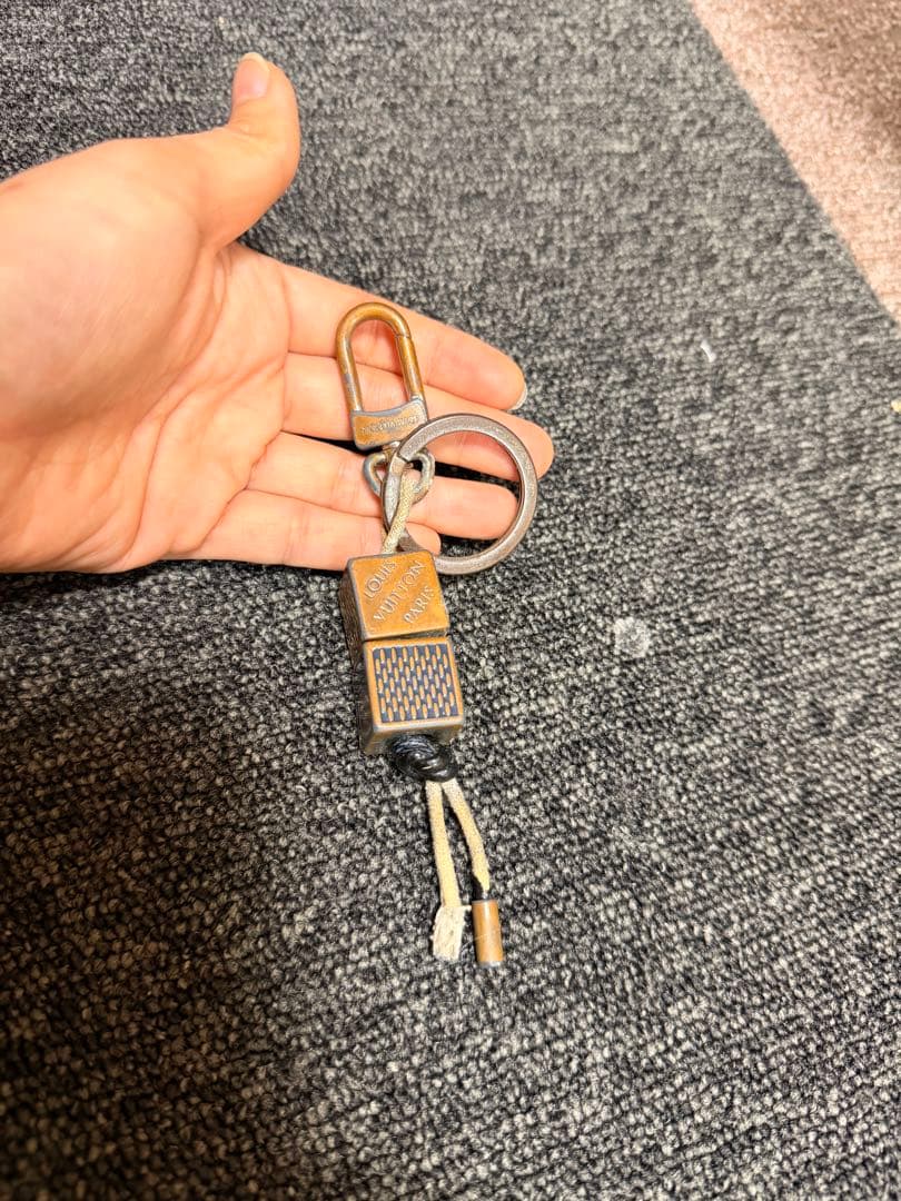 LOUIS VUITTON キーホルダー チャーム 真鍮系 USED
