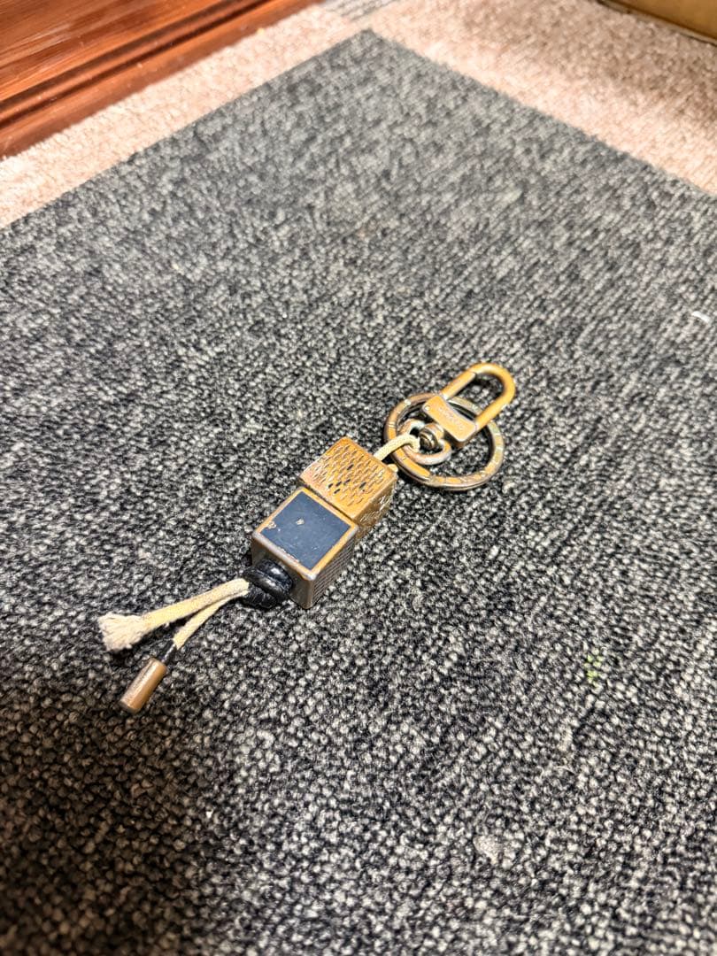 LOUIS VUITTON キーホルダー チャーム 真鍮系 USED