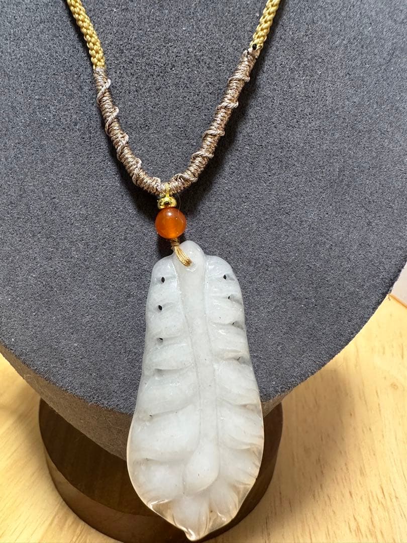 羽毛　シャー太白ペンダント