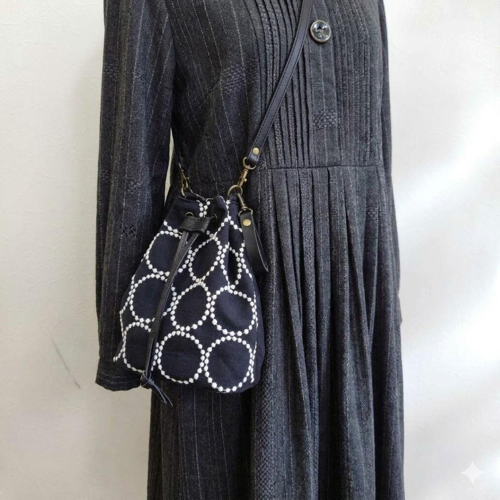 ミナペルホネン/tambourineタンバリンネイビー×白/巾着型ショルダー