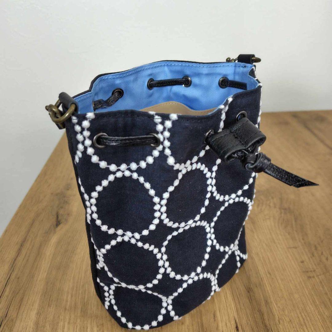 ミナペルホネン/tambourineタンバリンネイビー×白/巾着型ショルダー