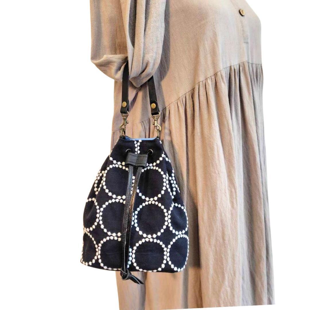 ミナペルホネン/tambourineタンバリンネイビー×白/巾着型ショルダー