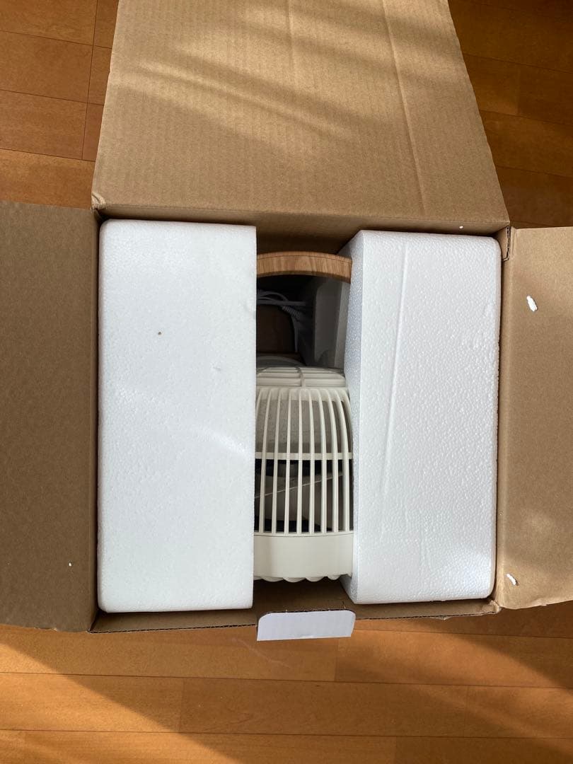 木製フレームの家庭用扇風機