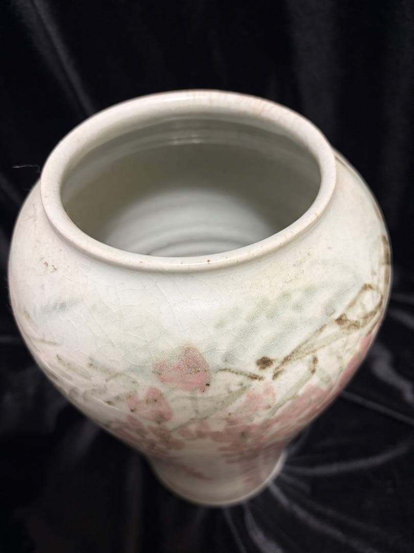 骨董　希少李朝白磁藤の花のような模様が描かれた陶器製の花瓶です文壺現状品のみ