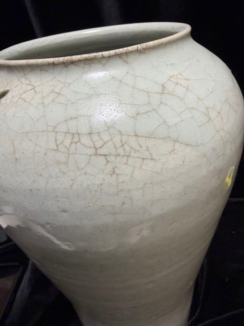 骨董　希少李朝白磁藤の花のような模様が描かれた陶器製の花瓶です文壺現状品のみ