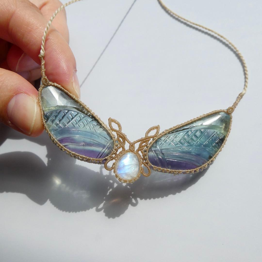 彫刻フローライトとムーンストーンのマクラメネックレス