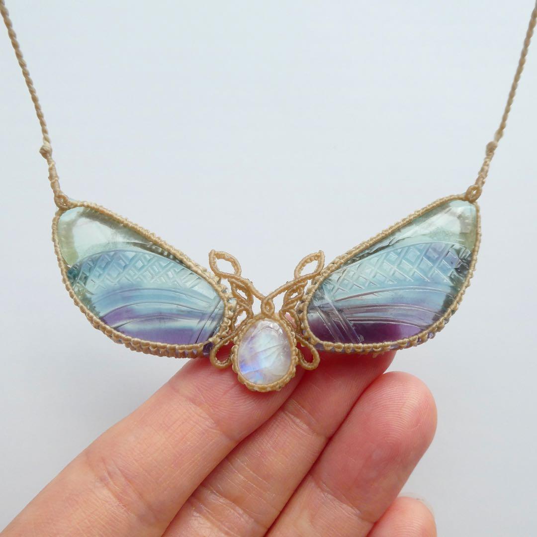 彫刻フローライトとムーンストーンのマクラメネックレス