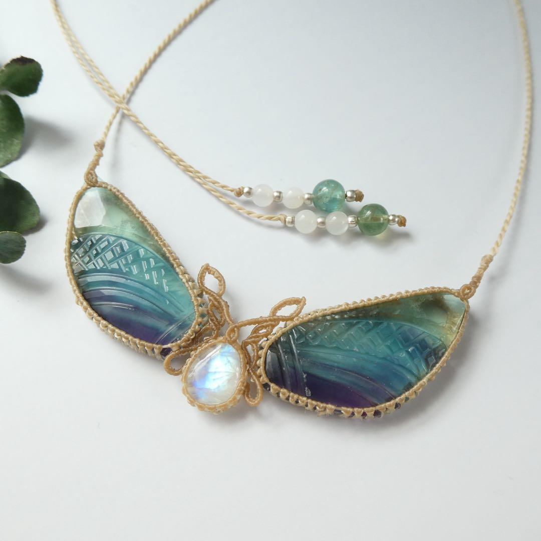 彫刻フローライトとムーンストーンのマクラメネックレス