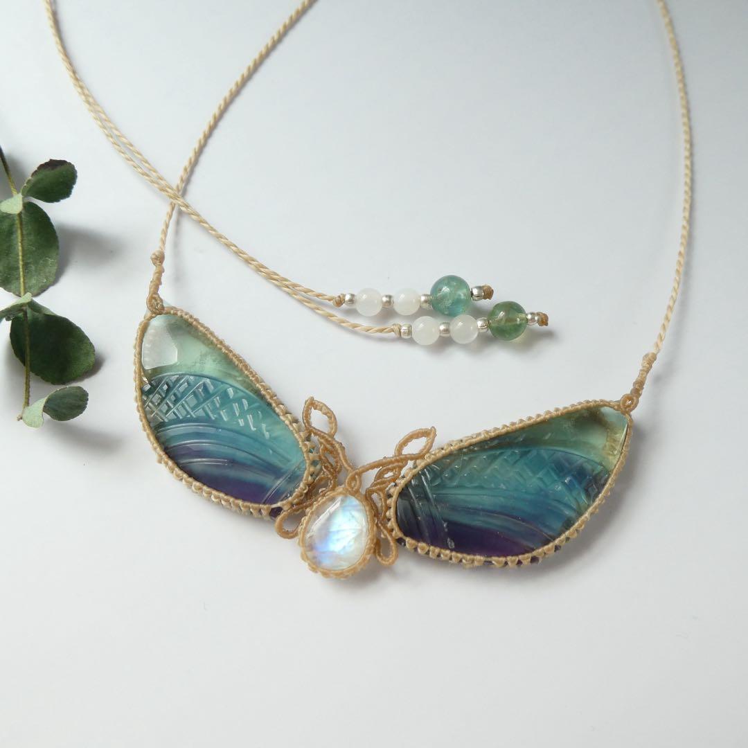 彫刻フローライトとムーンストーンのマクラメネックレス