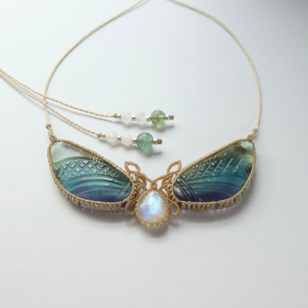 彫刻フローライトとムーンストーンのマクラメネックレス