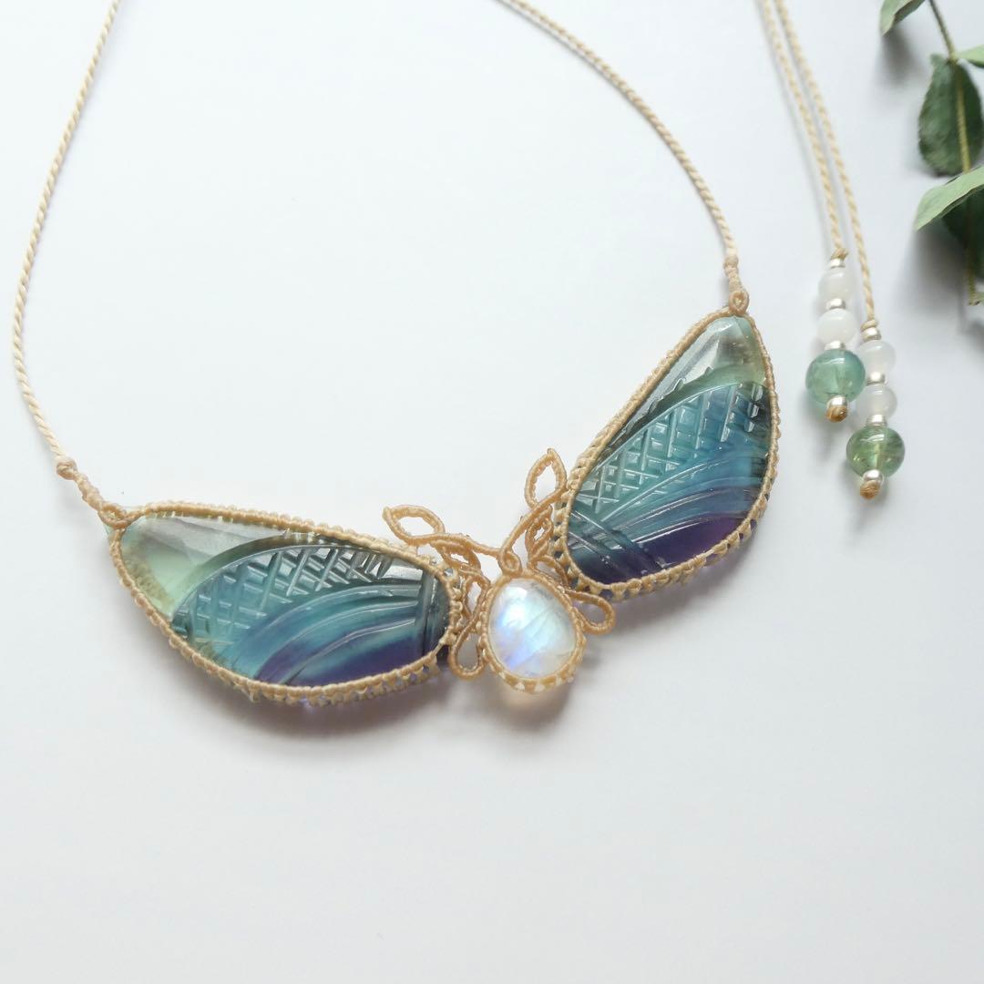 彫刻フローライトとムーンストーンのマクラメネックレス