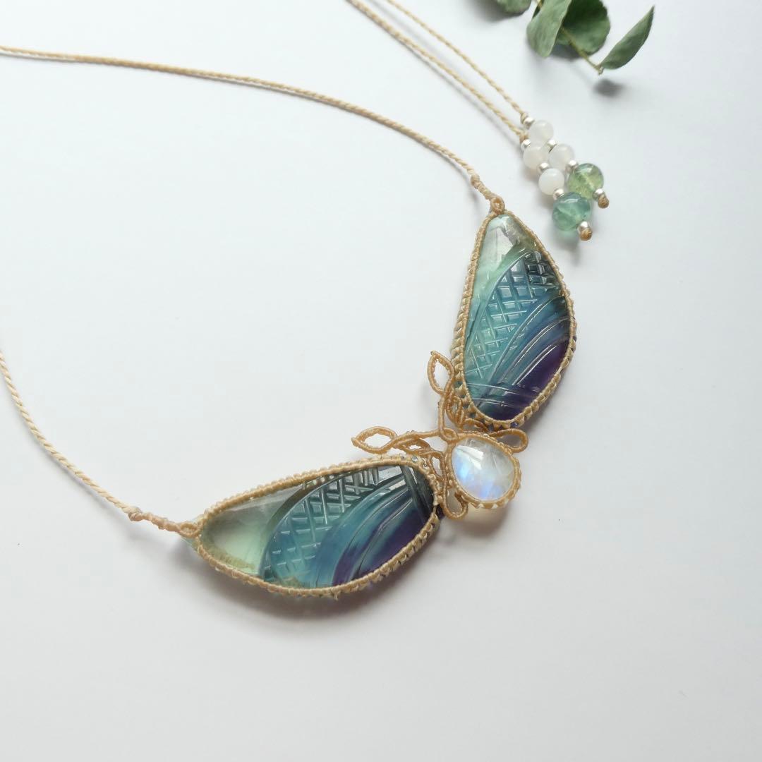 彫刻フローライトとムーンストーンのマクラメネックレス