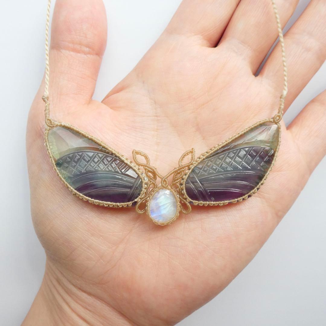 彫刻フローライトとムーンストーンのマクラメネックレス