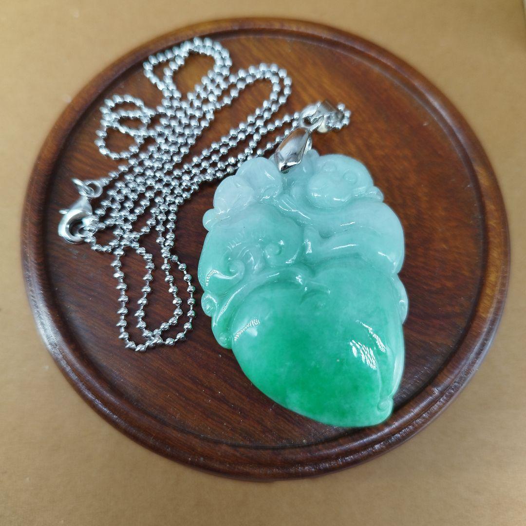 《整理番号:BT022》ビルマ緑翡翠彫刻金銭如意桃と猴ペンダント(A貨鑑定書付)