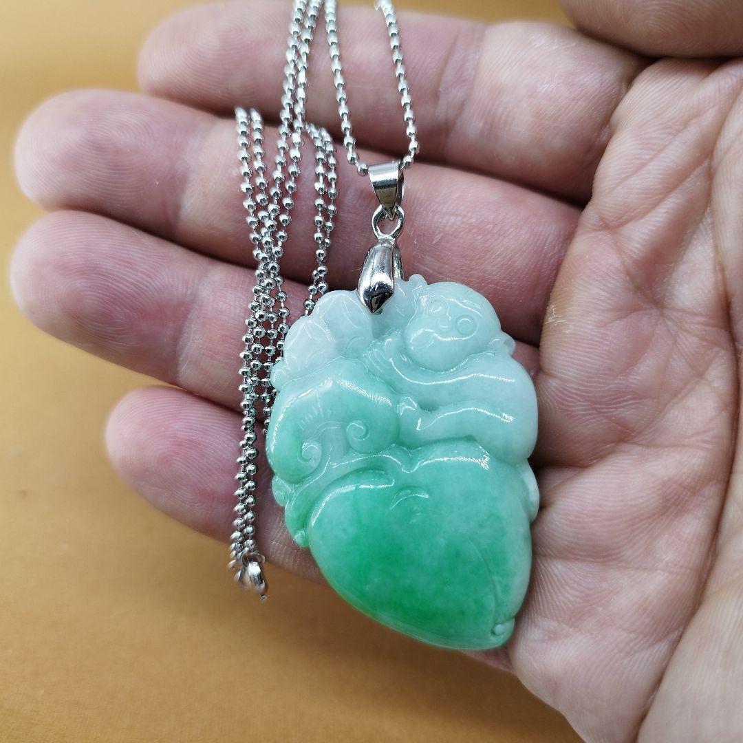 《整理番号:BT022》ビルマ緑翡翠彫刻金銭如意桃と猴ペンダント(A貨鑑定書付)