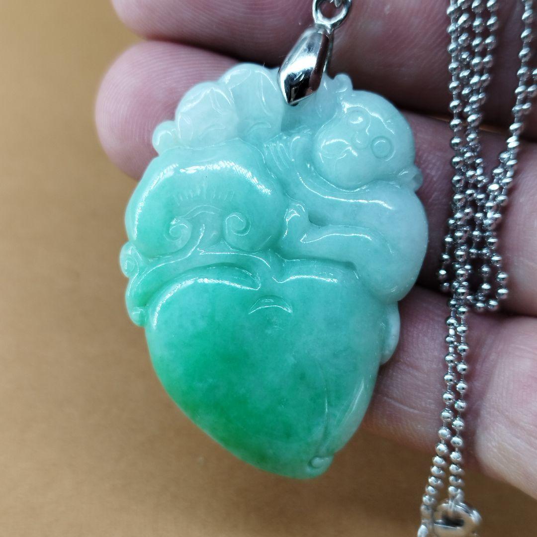 《整理番号:BT022》ビルマ緑翡翠彫刻金銭如意桃と猴ペンダント(A貨鑑定書付)