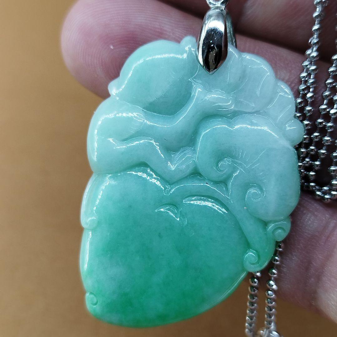 《整理番号:BT022》ビルマ緑翡翠彫刻金銭如意桃と猴ペンダント(A貨鑑定書付)