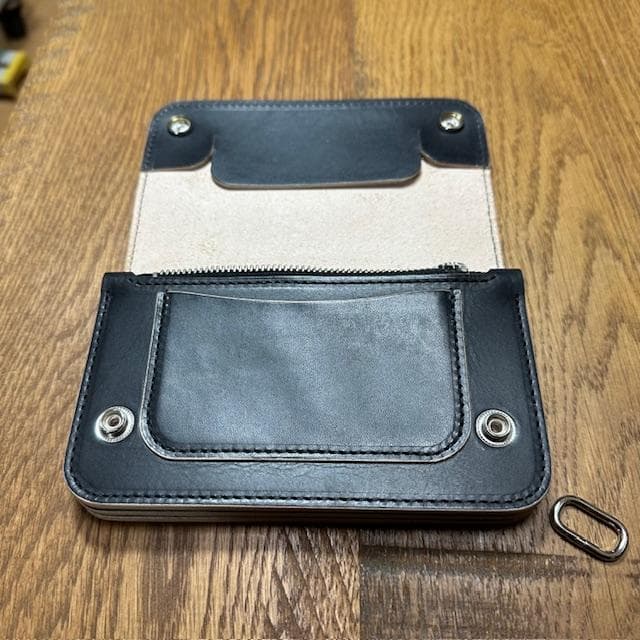 ミドルトラッカーウォレット　丘染め茶芯ブラック　シルバー トラッカーウォレット
