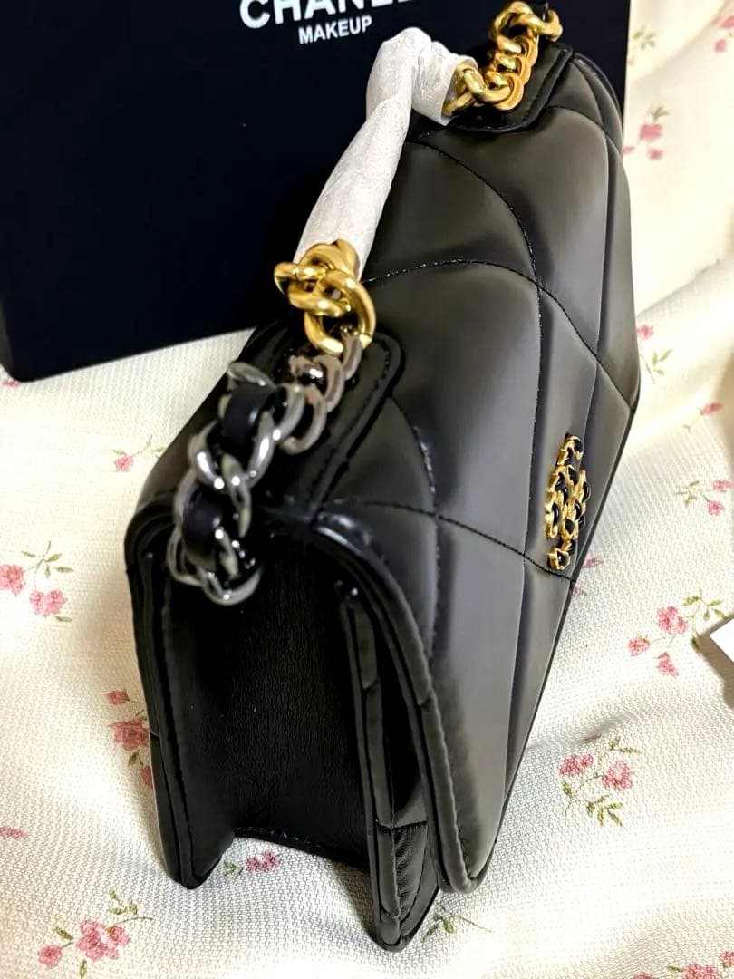 CHANEL ノベルティ　ショルダーバッグラムスキンマトラッセ　ブラックレザー