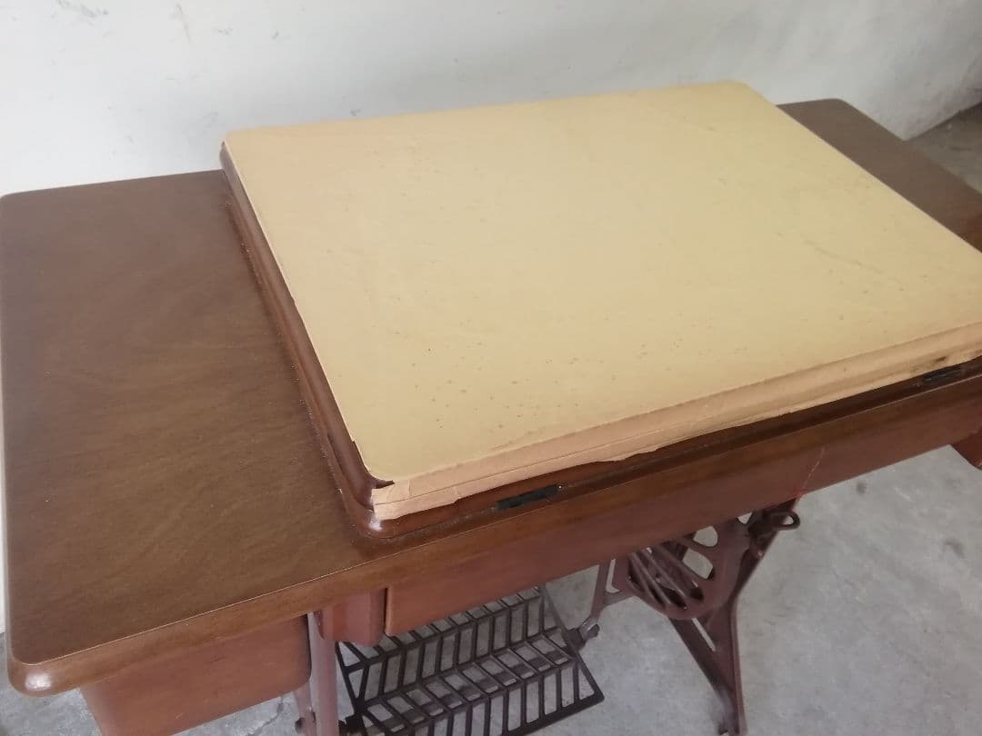 足踏みミシン/MITSUBISHI　　 テーブルその他の木製の部分は新品同様、