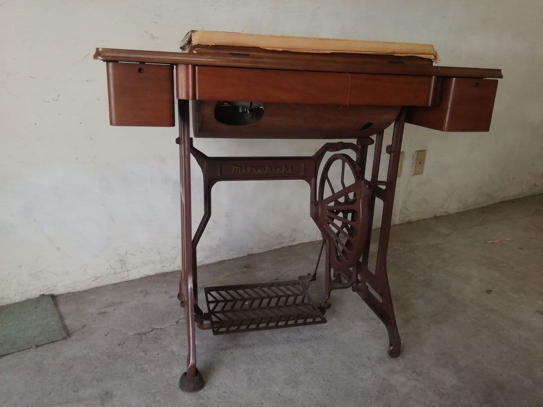 足踏みミシン/MITSUBISHI　　 テーブルその他の木製の部分は新品同様、