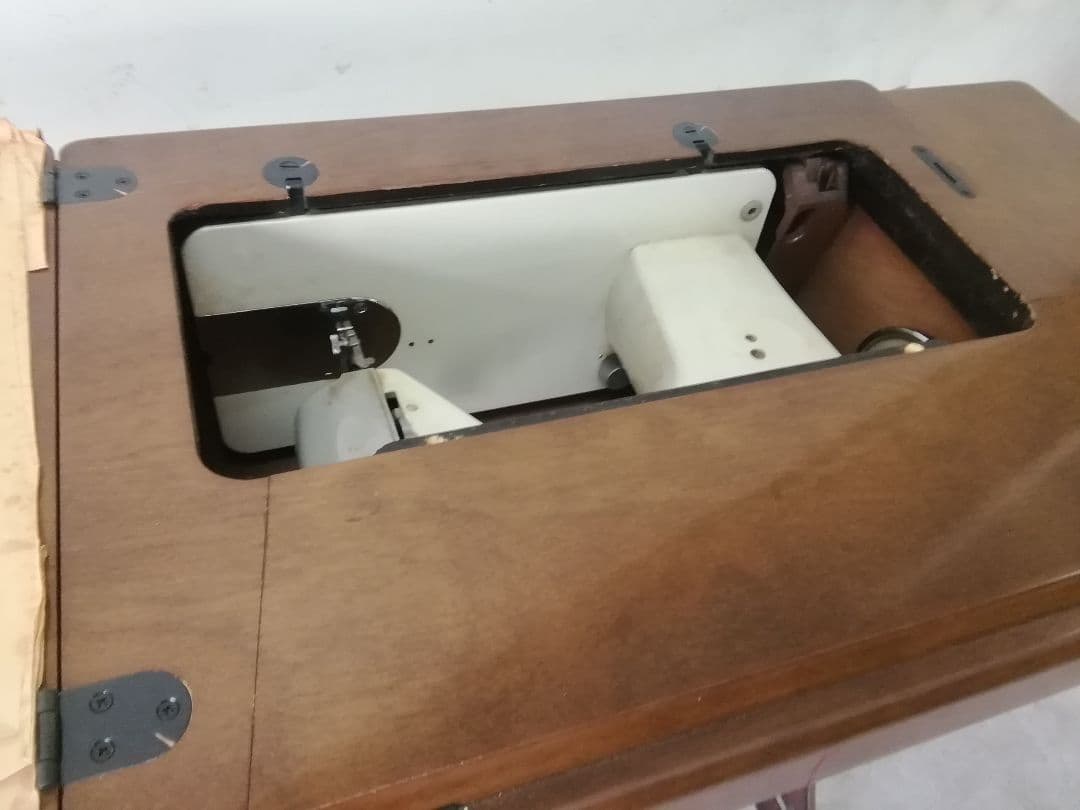 足踏みミシン/MITSUBISHI　　 テーブルその他の木製の部分は新品同様、