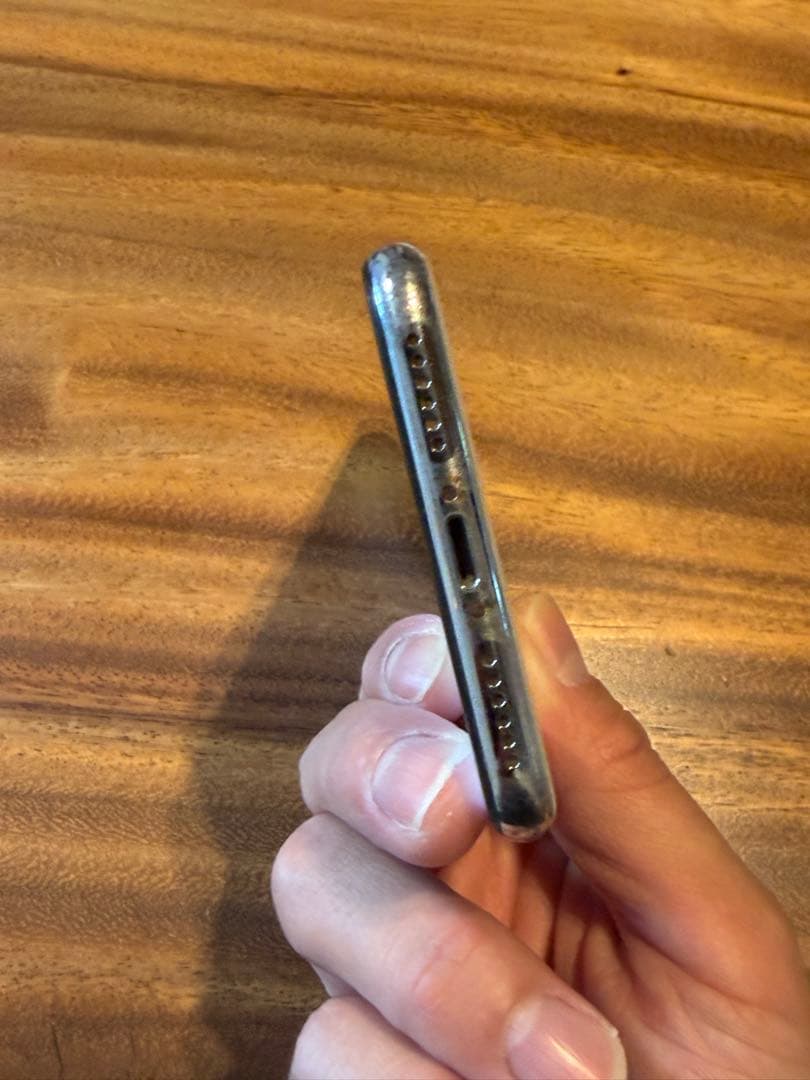 シルバー スマートフォン本体 外観傷あり