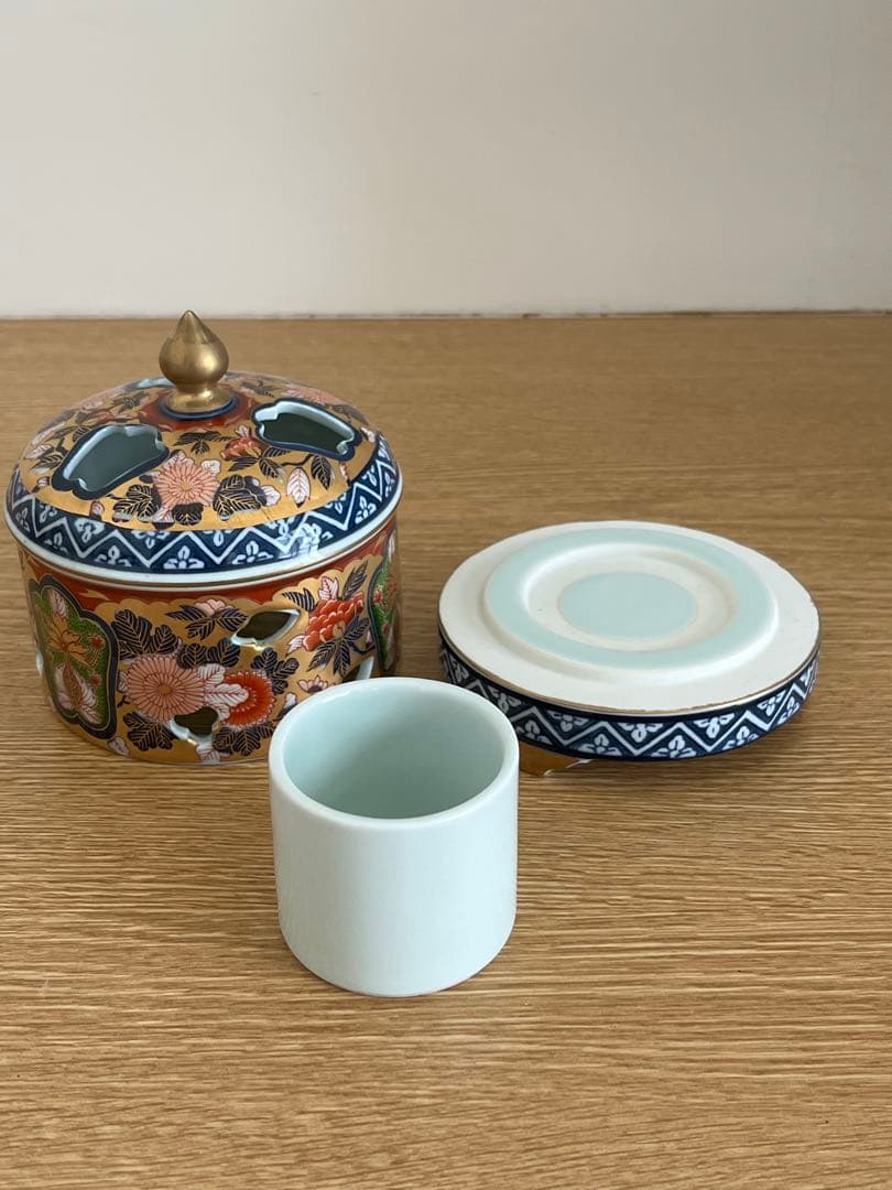 極錦金彩古伊万里　花柄陶器香炉 金色の蓋付き　未使用