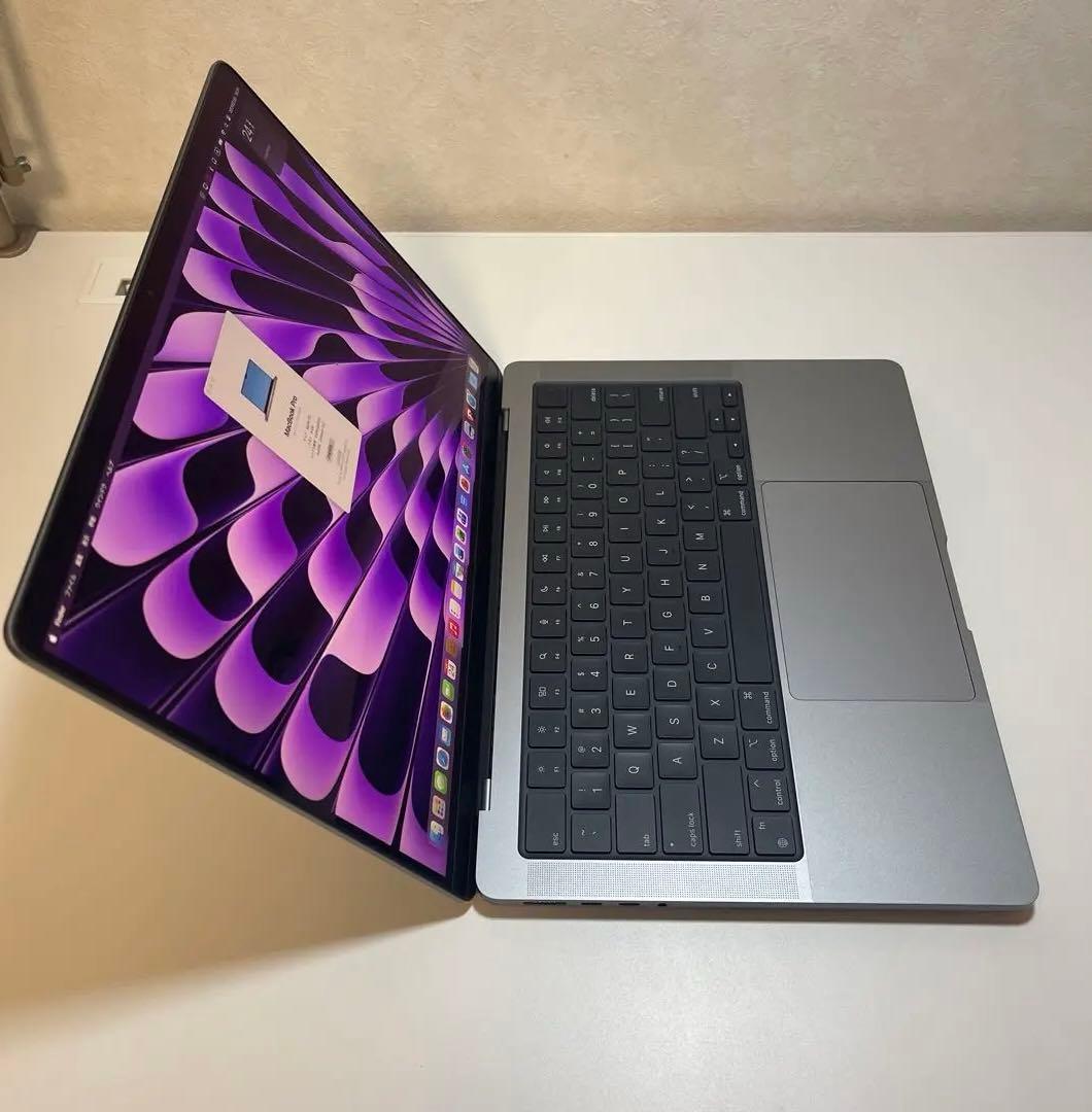 Apple MacBook Pro スペースグレー 本体　ほぼ新品