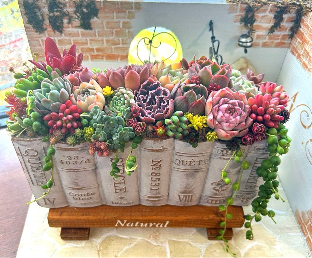 t*i様 ・:*多肉植物そのまま飾れる・:*洋書ブックプランターアイボリー大きめ