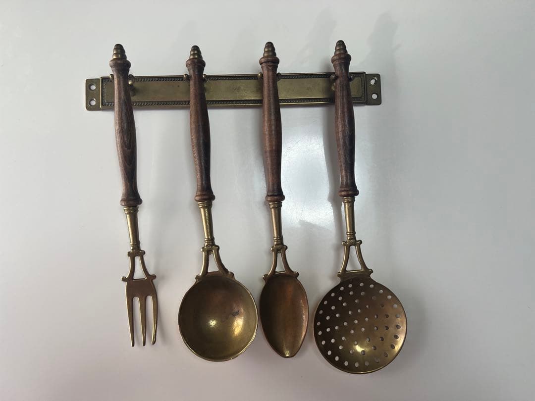 ヴィンテージ真鍮と木製ハンドルの壁掛けレールバー用品4点セット