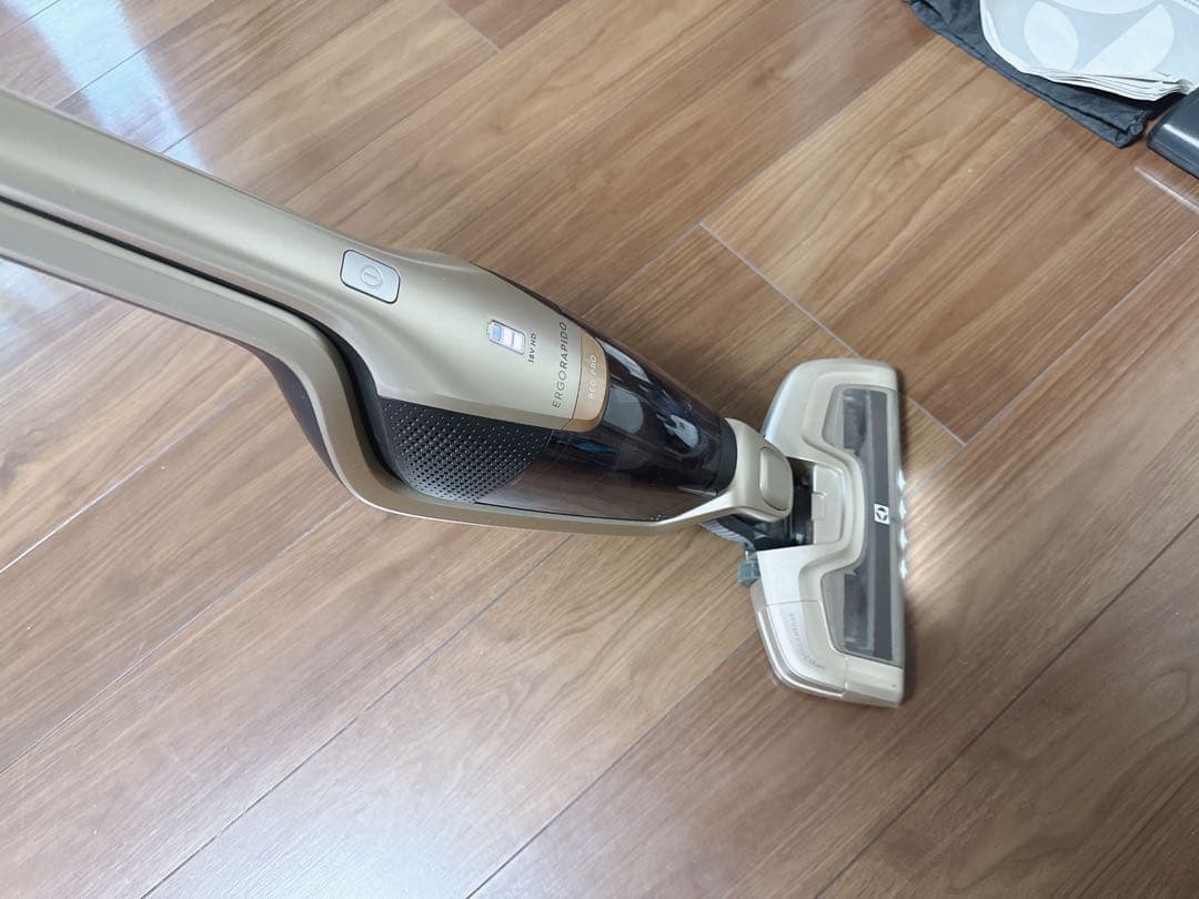 【中古品】Electrolux スティッククリーナー ゴールド ブラック