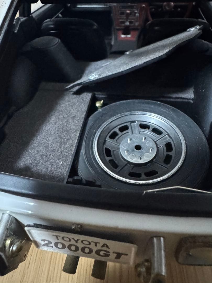 デアゴスティーニ 1/10 トヨタ 2000GT ホワイト エンブレム付き