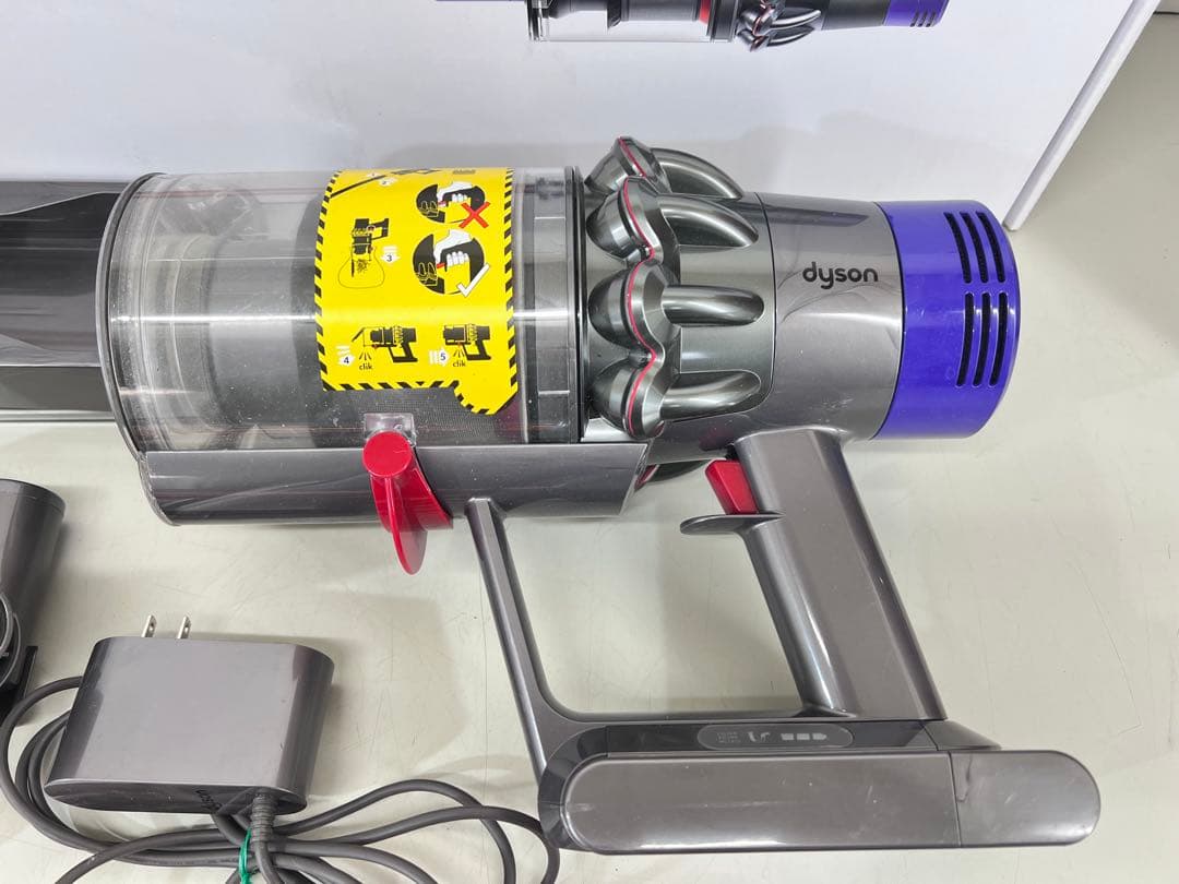 Dyson Cyclone V10 Fluffy 本体とアタッチメント