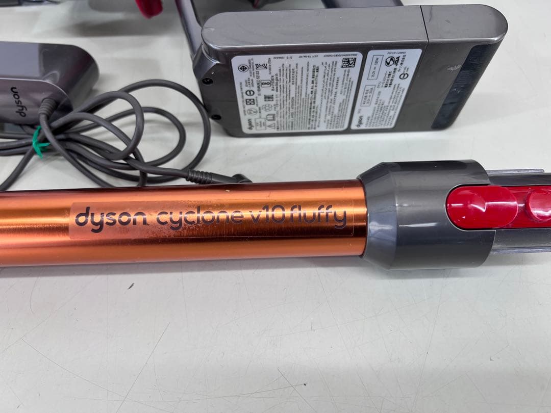 Dyson Cyclone V10 Fluffy 本体とアタッチメント
