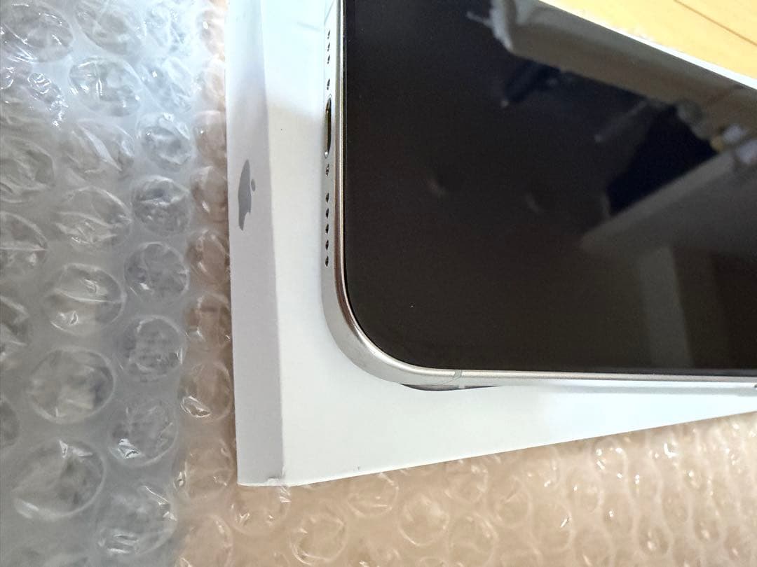 Apple iPhone15 pro ホワイトチタニウム　極美品　おまけ付き